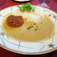 シェ・イノ - 第8回東京グランメゾンチャリティーカレーのトマトで煮込んだ奥州仔羊のキーマとグリーンカレー パクチー添え(1000円)
