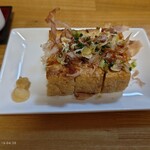 地酒屋 ぽん - やはり、新潟名物栃尾揚げは酒に合うカリカリクリスピー 薬味にニンニクを付ける店は初めて