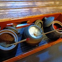 天婦羅 若竹 - 手前から山椒塩、下関の塩、パプリカ塩