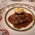 ヴァンサン - 和牛ロース グリエ、赤ワインソース（ポテトグラタン添え）