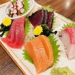 旬魚・地酒 トロ八 新橋駅前店 - 産地直送！当日新鮮の鮮魚刺身5点盛り合わせ