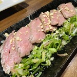 旬魚・地酒 トロ八 新橋駅前店 - 自家製のタレで炭火焼き牛タタキ肉盛り～さっぱりポン酢～