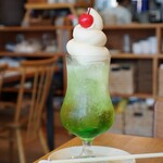 天然酵母の食パン専門店 つばめパン ＆Milk - ドリンクはメロンクリームソーダ✨