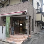 Bekushoppu Iwahashi - 那の川交差点近くの路地にある素敵なパン屋さんです。 