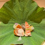 銀座 しのはら - 蓮の葉を開けると・・