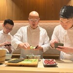 銀座 しのはら - 手巻き寿司を和気あいあいと作成中