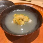 銀座 しのはら - （いちご汁風のお椀）雲丹、冬瓜の擦り流し、胡麻豆腐