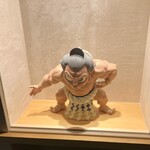 銀座 しのはら - エントランスの力士像（千代の富士がモデル）