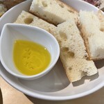 バルミュウ - お通し　バゲット　おかわり自由