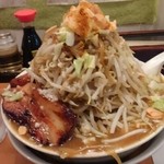 麺人 しょう太郎丸 - マハラジャくん。野菜メガ盛り、刻みニンニク多め、背脂多め、カラメ並。