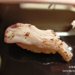 鮨みなと - 15品目、ホッキ貝。歯応えが最高で香りもいいです。最高です。