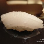 鮨みなと - 19品目、イカ。包丁のテクニックが最高です。柔らかく溶けます。