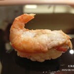 鮨みなと - 4品目に海老シンジョウのお吸い物がありましたが、写真撮り忘れです。5品目、しまえびにぎり。とても美味しかったです。