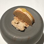 ラ・ヴァガボンド - フォアグラ　トンカ豆の生地　マンゴー　柚子のピューレ　ピーカンナッツ　アマニ