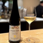 マンサルヴァ - チンクエ・テッレの海沿いの崖に貼り付くように広がったブドウ畑が懐かしい(^^)
      カンティーナ・チンクエ・テッレのコスタ・デ・セーラ。
      ボスコ中心。
      やはりミネラリーで、品のいい柑橘の酸も歓迎です！