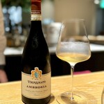 マンサルヴァ - まったく知らないワイン(^^)
      ヴィーニャマートのヴェルデッキオ。
      こちらは、ビターでリッチなテイスト。単独ではかなり厚みを感じますが、ランプレドットや玉蜀黍といただくとマイルドになる。面白いですね！