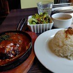 FRAMES - 自家製ハンバーグ(200g) 1300円(通常1500円)、平日ランチは200円OFFになります