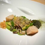 マンサルヴァ - 貝はの中でも特に好きな、サザエ、ツブ貝、そして帆立の三重奏♪
      肝ソースやカリッとさせた帆立など、味の深みや食感のバリエーションが豊かで、見事な冷前菜。