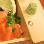 Ten Sushi - 刺身のボートには本ワサビが付いてきます