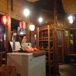 屋台餃子 風・天 - 屋台風の店内。