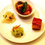 倶楽湾 - 前菜　上海蟹紹興酒漬けクラゲなど