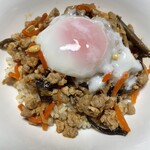 ベルク - ビビンバ丼の具に挽肉と温玉をトッピング