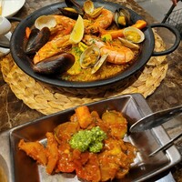 ビストロ クレスタ 麻布十番 - 【奥】シーフードパエリア【手前】季節野菜のタラトゥイユ