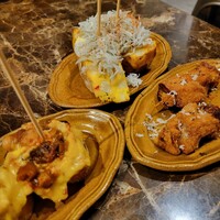 ビストロ クレスタ 麻布十番 - 【左】タコのガリシア風ピンチョス、【真ん中】しらすとスペインオムレツのピンチョス、【右】イベリコ豚のトリュフ串カツ。