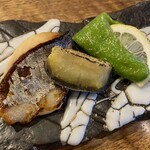 鮨げん家 - シマアジ西京漬け✨サツマイモ✨万願寺とうがらし✨
            シマアジの西京漬けは初体験でしたが、脂も乗っていて美味しかった⸝～✨⸝ᵕ ᵕ⸝⸝✨サツマイモはねっとり系の甘さが堪らな～い(⑉• •⑉)❤︎