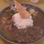 curry bar nidomi - 混盛(チキンと大根のスパイスカレー、鴨ミンチのスリランカキーマ、せせりのキーマの３種＋サラダ)