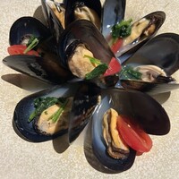 魚工房 としまや - ムール貝と茹でたパクチー、トマトの組み合わせ