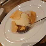 Bistro TAKU - 桃(あかつき?だったかな)のジュレと、なんちゃらアイス&マンゴー味のサクサクメレンゲ?みたいの（笑）