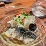 酒と肴 ててて - うつわにしたたる味わい酢もごくごく飲んで！ツンとこないから さっきまで泳いでいたみたい鮮度！真いわしの南蛮漬