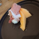 Bistro TAKU - 生ハムメロン水牛モッツァレラ