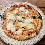 読谷 石窯ピザ酒場まるき - トリプルチーズマルゲリータ