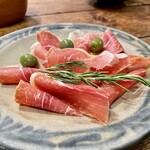 読谷 石窯ピザ酒場まるき - 熟成極上生ハム盛り