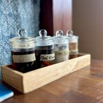 カフェモン - 卓上のタイの調味料クルワンプルーン。
      手前からプリックナンプラー（唐辛子入りナンプラー）、プリックソムナム（唐辛子入り酢）、ナムターン（きび糖）、プリックポン（唐辛子）の4種類が基本。