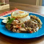 カフェモン - 大盛りご飯にパッペッタレー、パッガパオムートゥン、タムマクア の贅沢な3種盛り♪  タイ風目玉焼き（￥100税込）もトッピングしましたよ♪