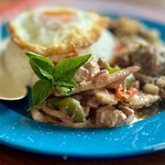 カフェモン - パッペッタレー
      魚介のレッドカレー炒め、レッドカレーペーストを使った辛い炒め物です。('ﾛ')/'ﾛ')/'ﾛ')/'ﾛ')/うまーイ!!!
      イカの旨味がしっかり効いてウマい！！