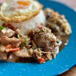 カフェモン - パッガパオムートゥン
      フレッシュガパオの鮮烈な香り、そしてムートゥン、柔らかく煮てほぐした豚肉のウマいことったら！
      ………( °ω°; )、、、激ウマ〜！！！