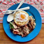 カフェモン - カオゲーン（¥1,400税込）
      中央にはジャスミン米、その上に目玉焼き、そして周りを3種類のおかずが囲んでいます。めっちゃ豪華♪(≧∀≦)