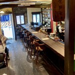 珈琲 春秋 Kobe - 【店内】1階カウンター席、テーブル席少々