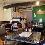 珈琲 春秋 Kobe - 【店内】2階テーブル席