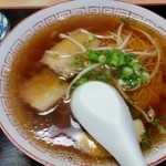 住吉食堂 - 具はチャーシュー2枚、蒲鉾、もやし、青ねぎ