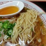 住吉食堂 - 麺は中細ストレートでコシがなくやや柔らか目ですが、昔ながらの中華そばはこれでいいんです^^