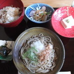 おろし蕎麦、じゃこ丼、ごま豆腐等がある、お十九ランチ。１２８０円だったかな。