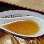 住吉食堂 - 醤油香ばしい鶏ガラスープは脂も浮いていてパンチもあり胡椒がよく合います！