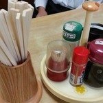 Sumiyoshi Shokudou - 卓上アイテムは胡椒・醤油・ソース・七味・爪楊枝
