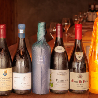 約100種のワインからお好みを。オススメは「マキコレワイン」