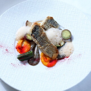 市場から届けられる各地からのお魚は絶品